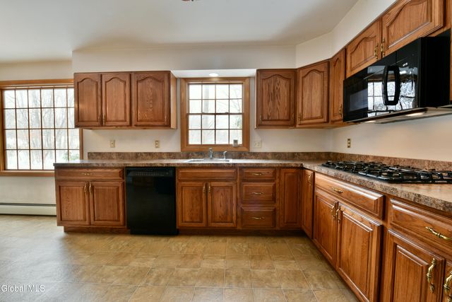 9 Tamarack Lane, Clifton Park, NY 12065