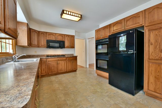 9 Tamarack Lane, Clifton Park, NY 12065