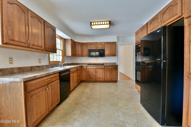 9 Tamarack Lane, Clifton Park, NY 12065