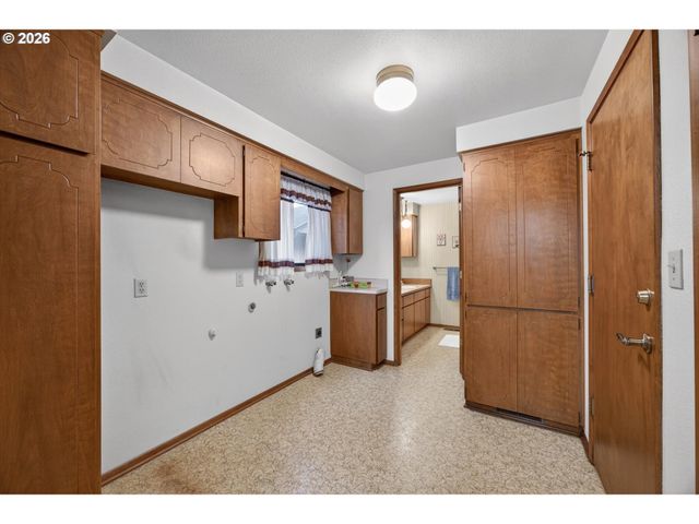 8050 Sw 103RD Ave, Beaverton, OR 97008