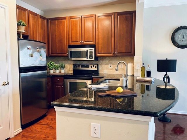 2400 Mccue Road 450, Houston, TX 77056
