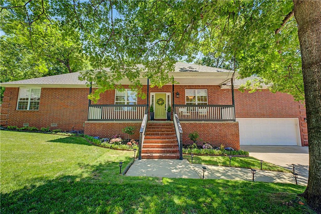 2819 N Prince William Drive, Fayetteville, AR 72703