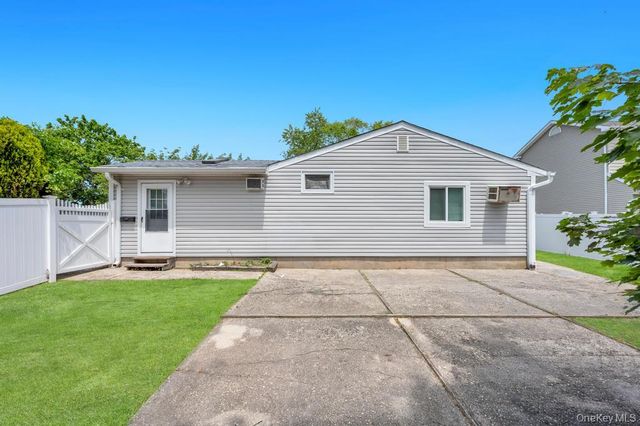3 Megan Court, Bellport, NY 11713