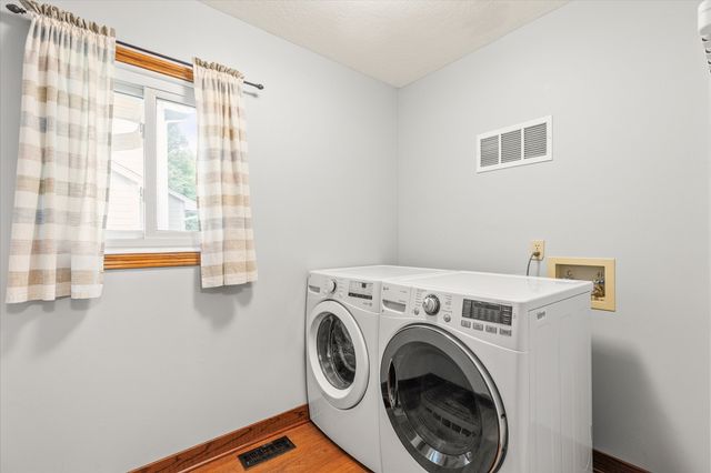 8209 Sharon Drive, Urbandale, IA 50322