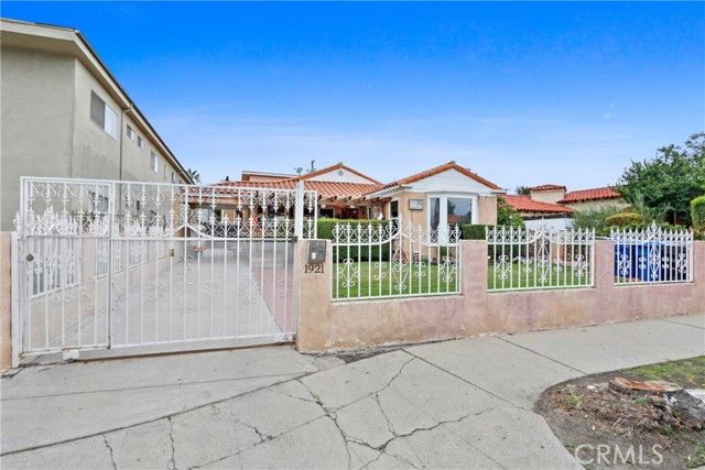 1921 Chariton Street, Los Angeles, CA 90034