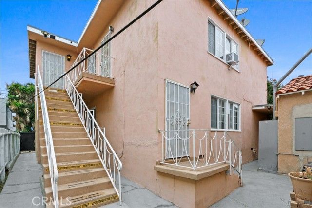 1921 Chariton Street, Los Angeles, CA 90034