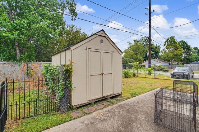 423 S 4th Street, La Porte, TX 77571