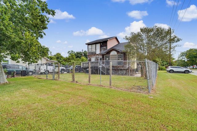 423 S 4th Street, La Porte, TX 77571