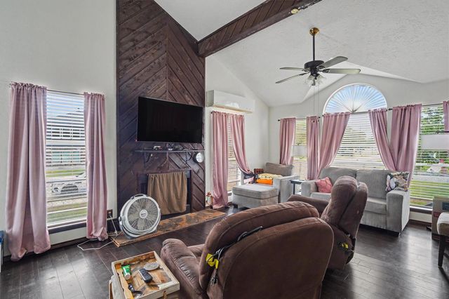 423 S 4th Street, La Porte, TX 77571