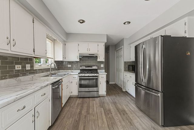 11716 S Black Forest Lane, Palos Park, IL 60464