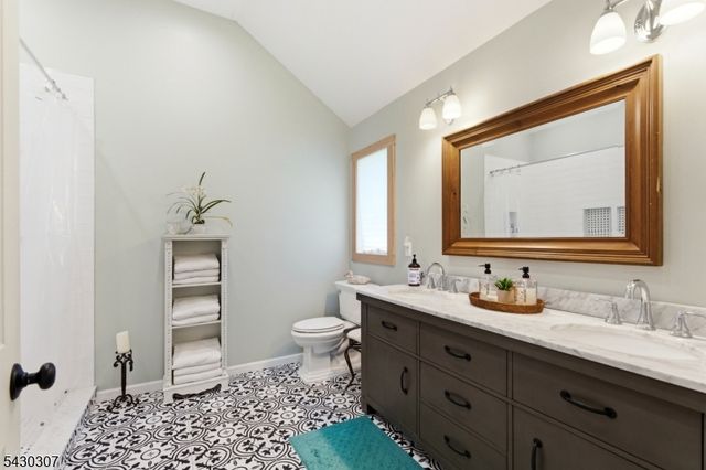 8 Strong Ln, Sandyston Twp., NJ 07827