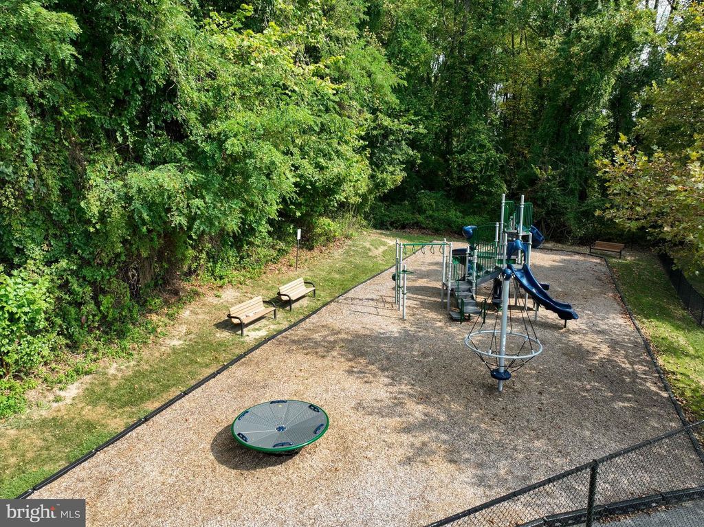 Image 124 of property listing at 9 SEWALL CT, Edgewater, MD 21037