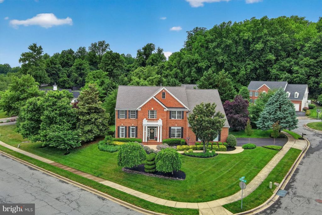 Image 3 of property listing at 9 SEWALL CT, Edgewater, MD 21037