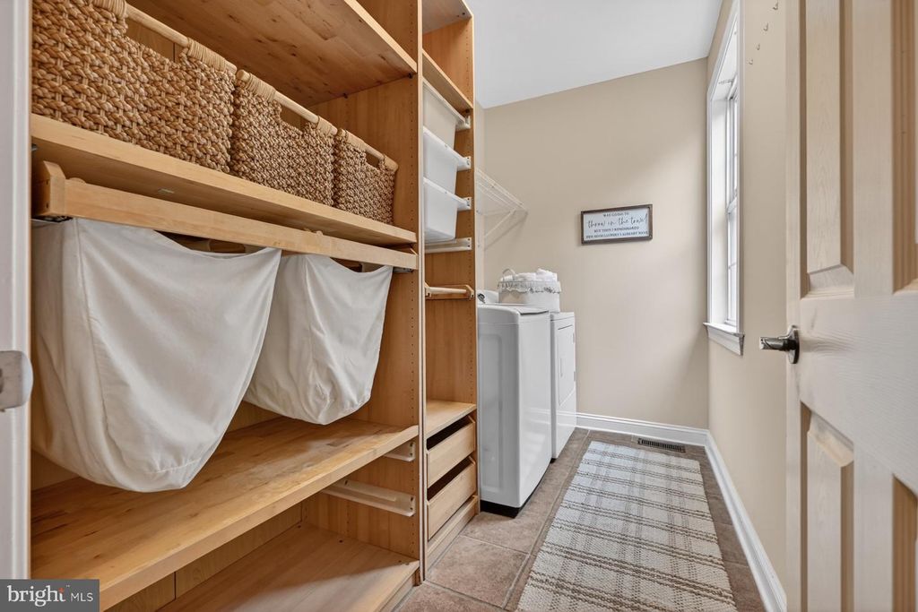 Image 32 of property listing at 9 SEWALL CT, Edgewater, MD 21037