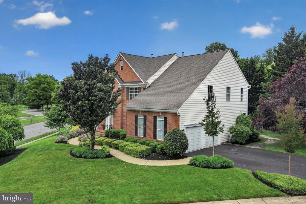 Image 5 of property listing at 9 SEWALL CT, Edgewater, MD 21037