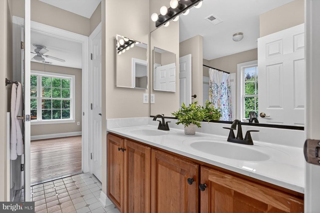 Image 67 of property listing at 9 SEWALL CT, Edgewater, MD 21037