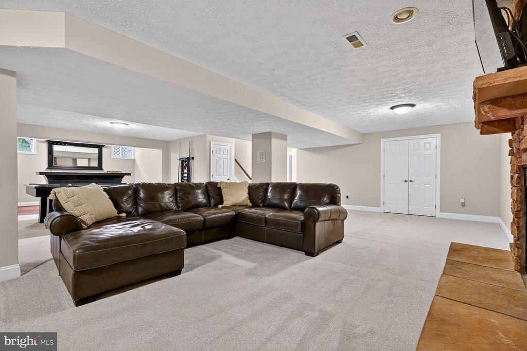 Image 76 of property listing at 9 SEWALL CT, Edgewater, MD 21037
