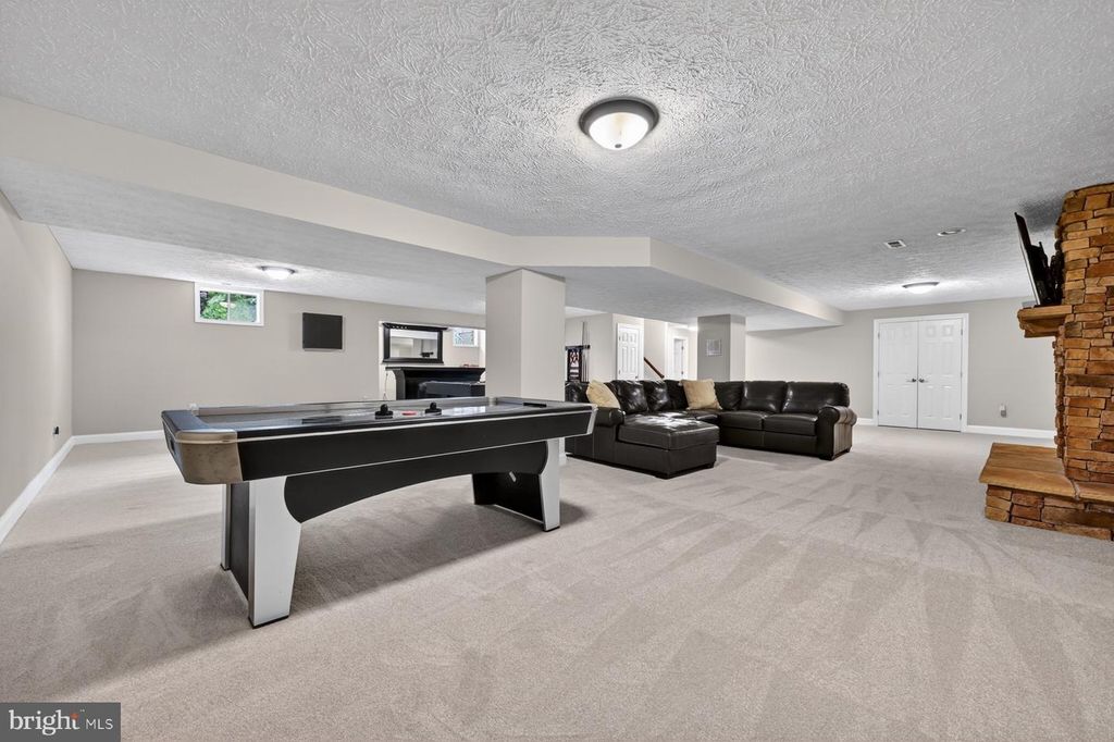 Image 77 of property listing at 9 SEWALL CT, Edgewater, MD 21037