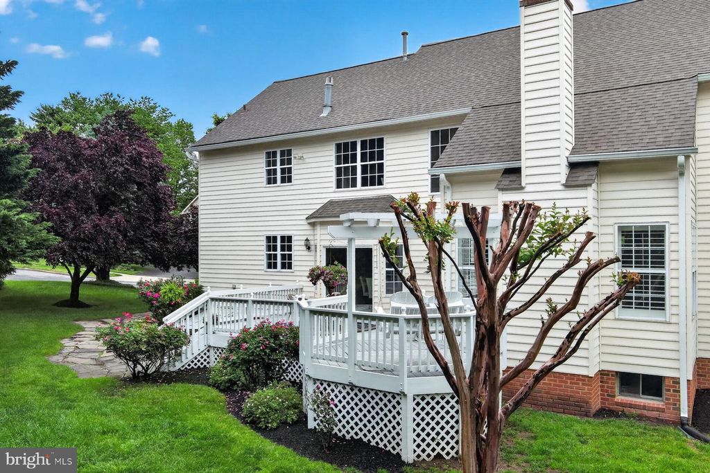 Image 8 of property listing at 9 SEWALL CT, Edgewater, MD 21037