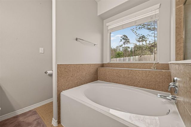 9218 E Lakeside Drive, Magnolia, TX 77354