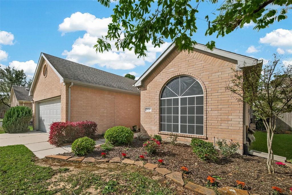 9218 E Lakeside Drive, Magnolia, TX 77354