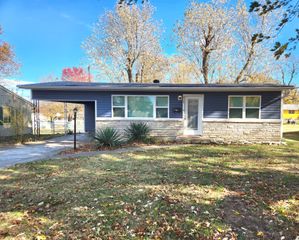 220 South Oak Avenue, Aurora, MO 65605
