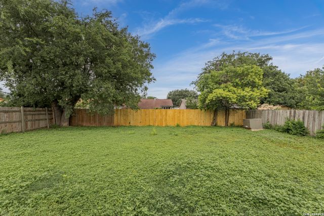 5907 CLIFF TRAIL DR, San Antonio, TX 78250