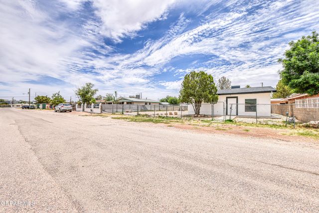 124 Ensenada Way, Socorro, TX 79927