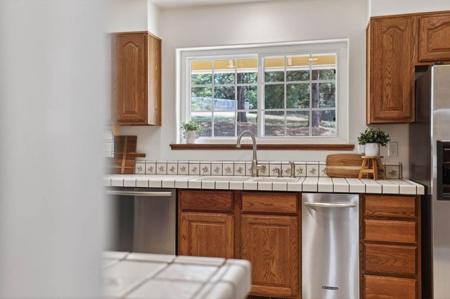 3597 Camino Hills Dr, Camino, CA 95709