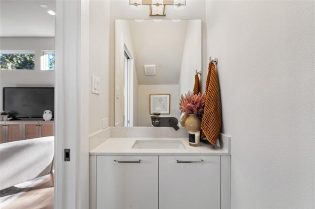 1702 Bringhurst Street B, Houston, TX 77020