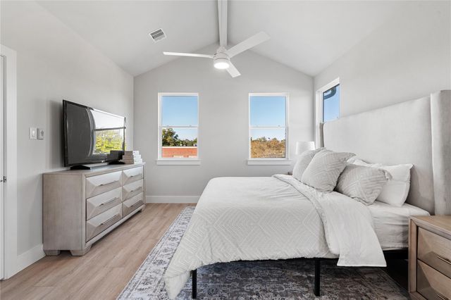 1702 Bringhurst Street B, Houston, TX 77020