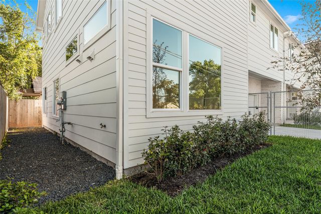 1702 Bringhurst Street B, Houston, TX 77020