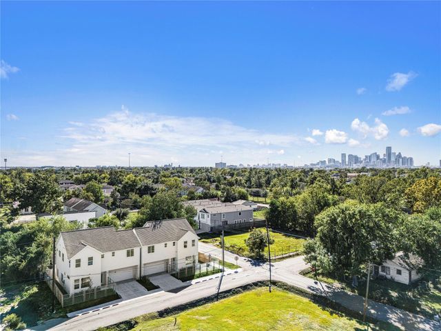 1702 Bringhurst Street B, Houston, TX 77020