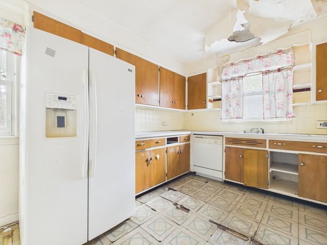 8156 S Paxton Avenue, Chicago, IL 60617