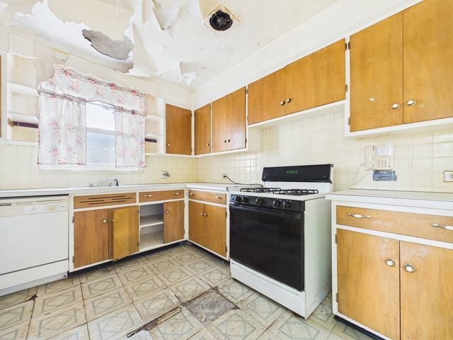 8156 S Paxton Avenue, Chicago, IL 60617
