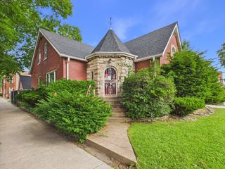 8156 S Paxton Avenue, Chicago, IL 60617