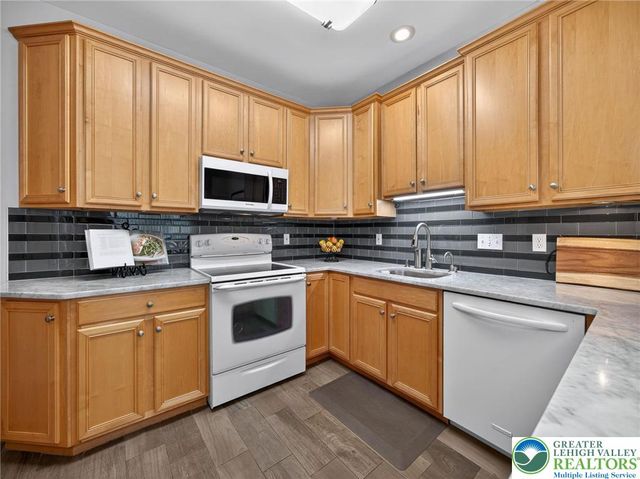 558 Parkside Court, Allentown City, PA 18104