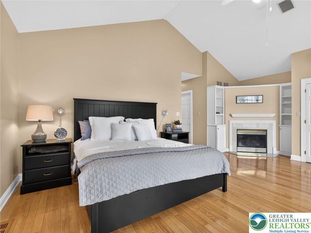 558 Parkside Court, Allentown City, PA 18104