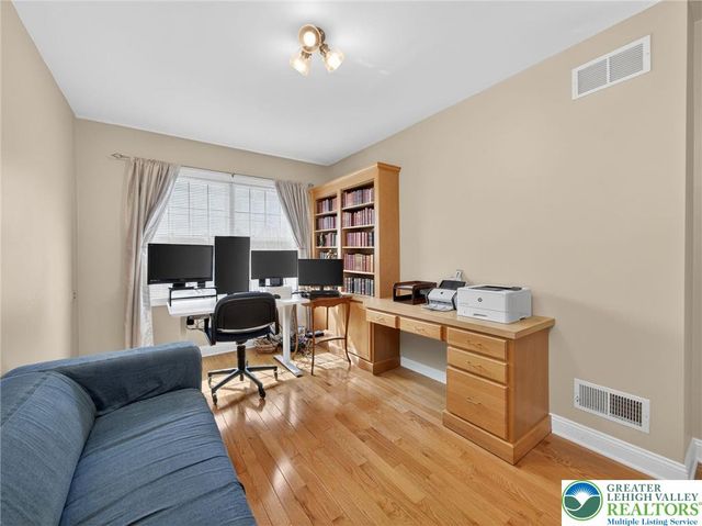 558 Parkside Court, Allentown City, PA 18104