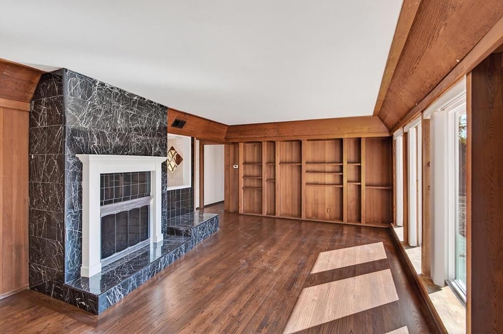 Image 10 of property listing at Address unavailable.