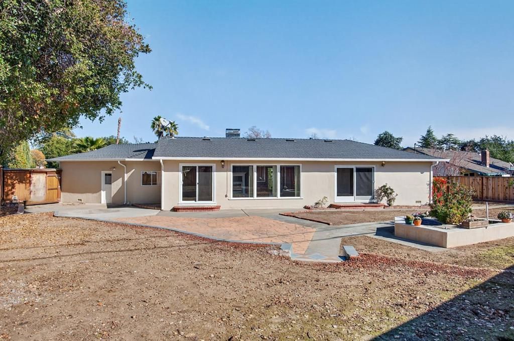Image 12 of property listing at Address unavailable.