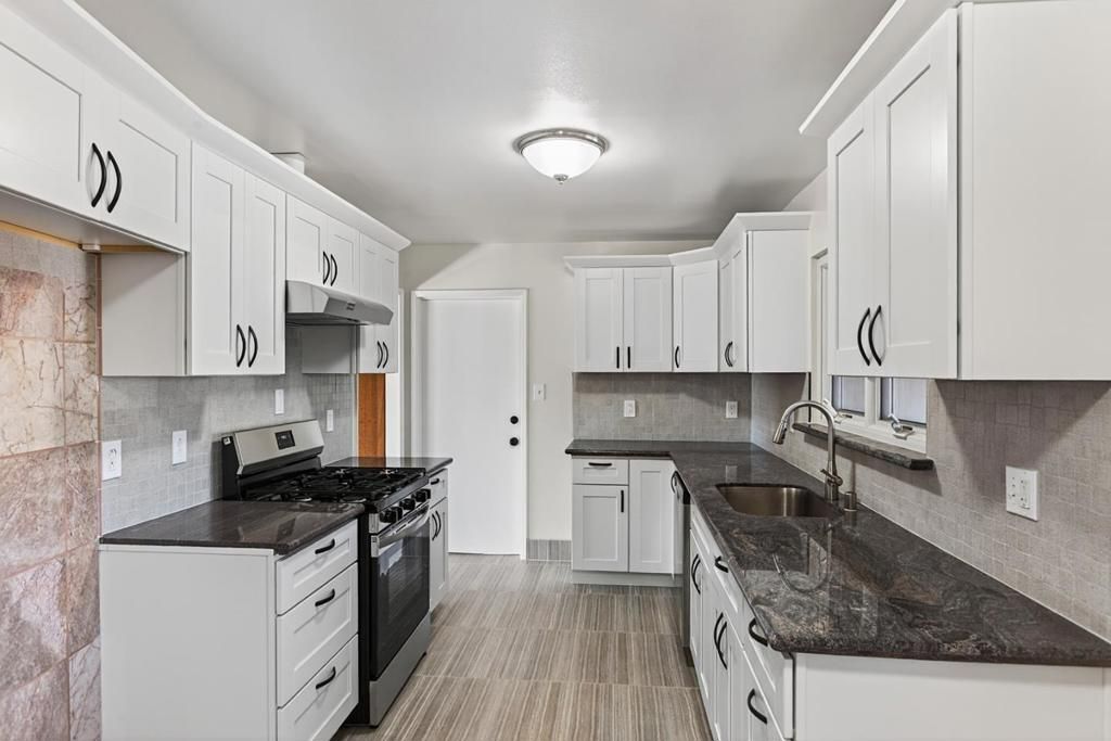 Image 17 of property listing at Address unavailable.