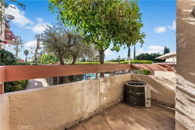 21054 Parthenia 11, Canoga Park, CA 91304