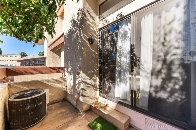 21054 Parthenia 11, Canoga Park, CA 91304