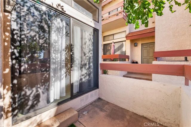 21054 Parthenia 11, Canoga Park, CA 91304