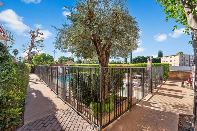 21054 Parthenia 11, Canoga Park, CA 91304