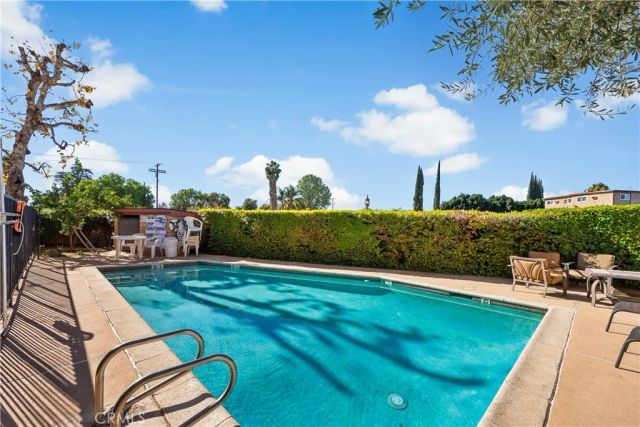 21054 Parthenia 11, Canoga Park, CA 91304