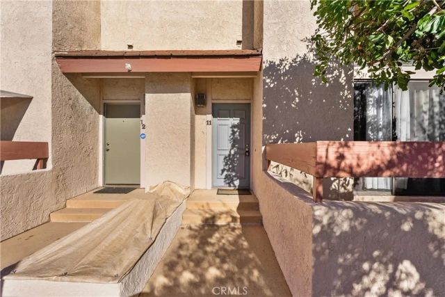 21054 Parthenia 11, Canoga Park, CA 91304
