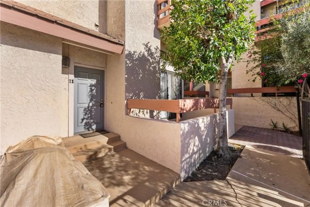 21054 Parthenia 11, Canoga Park, CA 91304