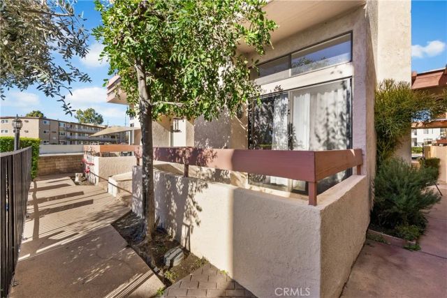 21054 Parthenia 11, Canoga Park, CA 91304